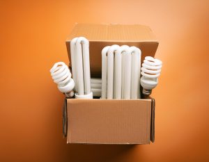 kompaktlysrör i en kartong